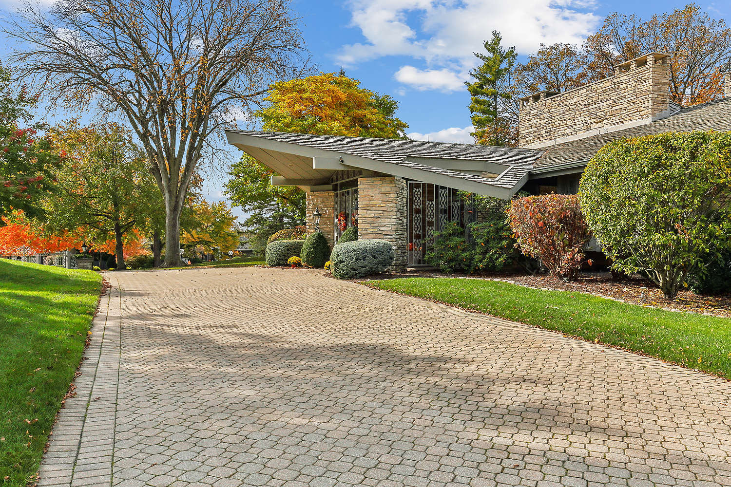 60 Baybrook Lane Oak Brook, IL 60523 - Photo 6 of 50 a front view of a house with garden