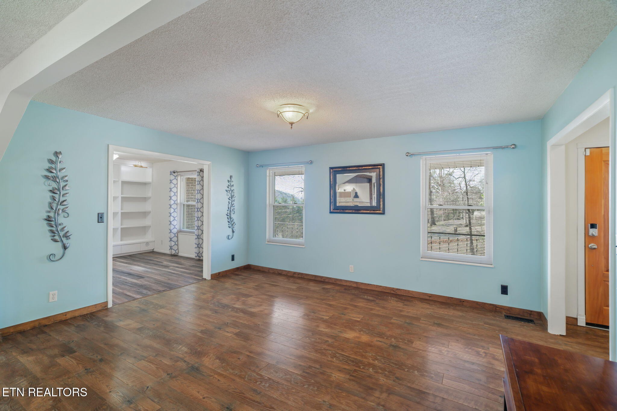 744 Butler Drive Loudon, TN 37774 - Photo 11 of 59 a view of livingroom with window