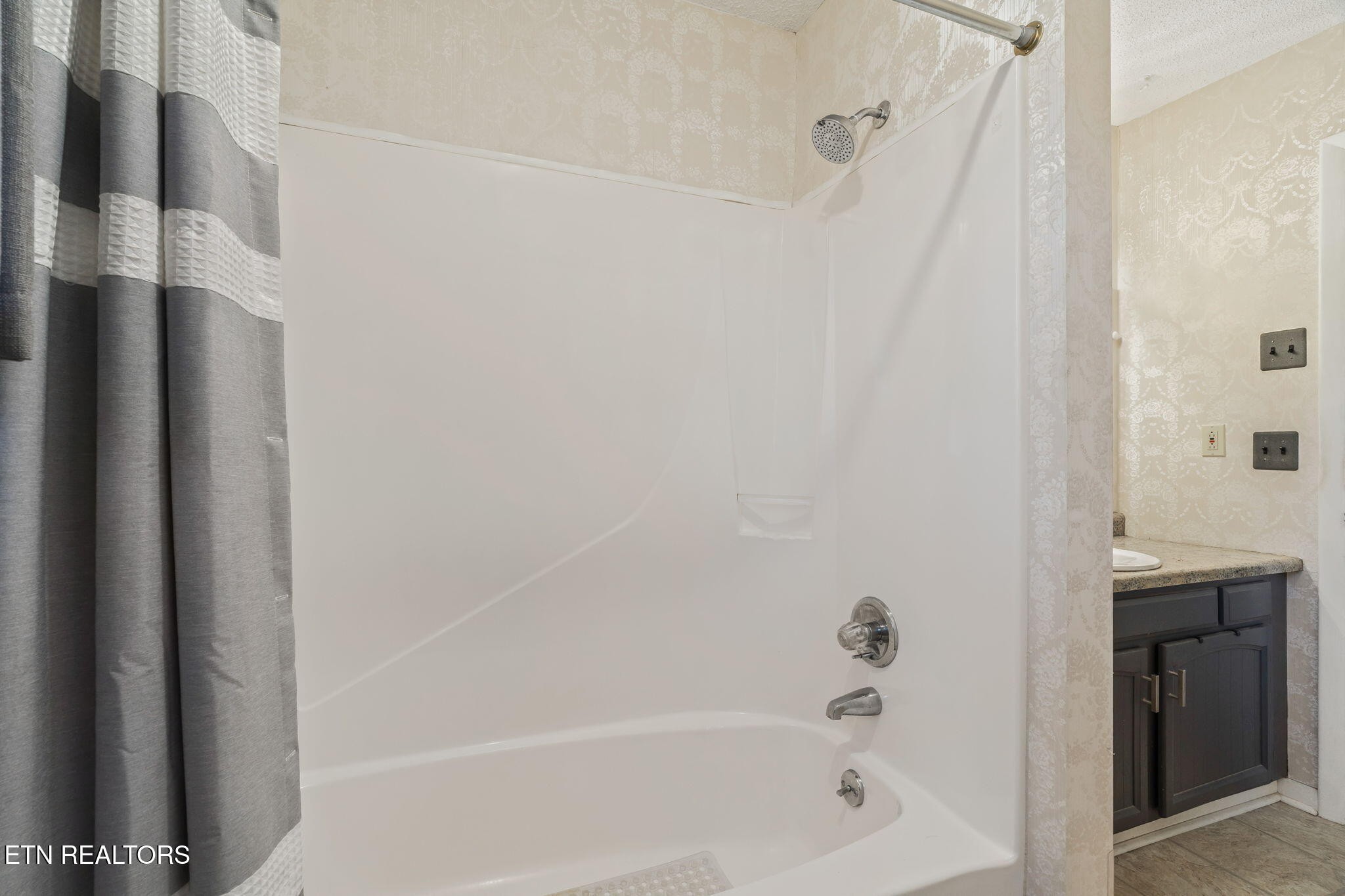 744 Butler Drive Loudon, TN 37774 - Photo 39 of 59 a bathroom with a bathtub