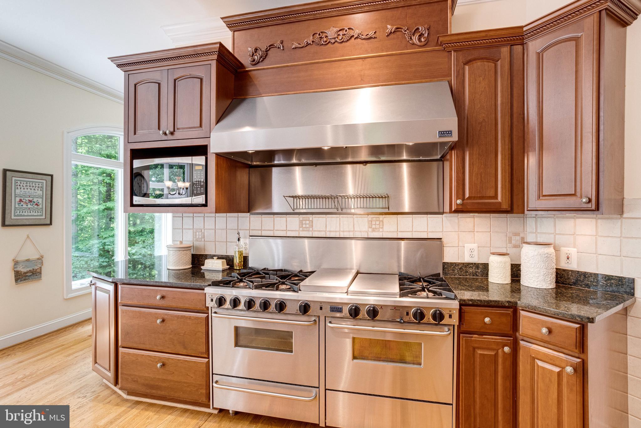 2724 Colt Run Road Oakton, VA 22124 - Photo 18 of 121 High-end appliances.