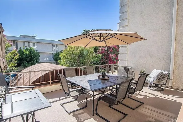 a view of a dinning table and chairs in the patio