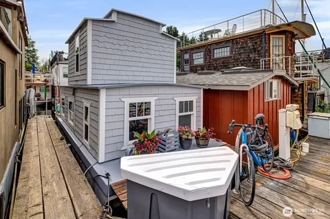 $383,000 | 2143 North Northlake Way, Unit 11, Seattle, WA 98103