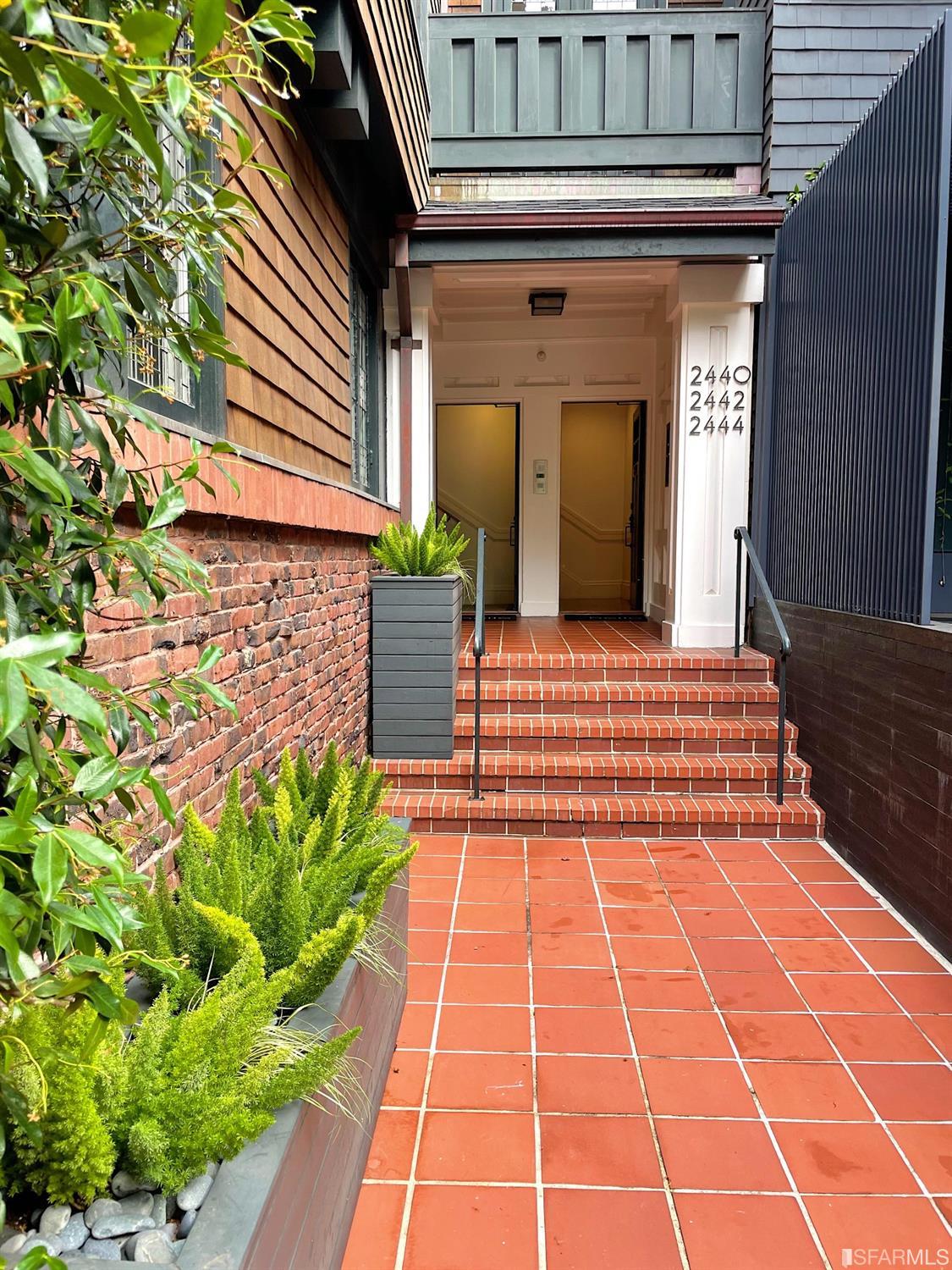 2440 Broadway San Francisco, CA 94115 - Photo 39 of 39 a view of a backyard with potted plants