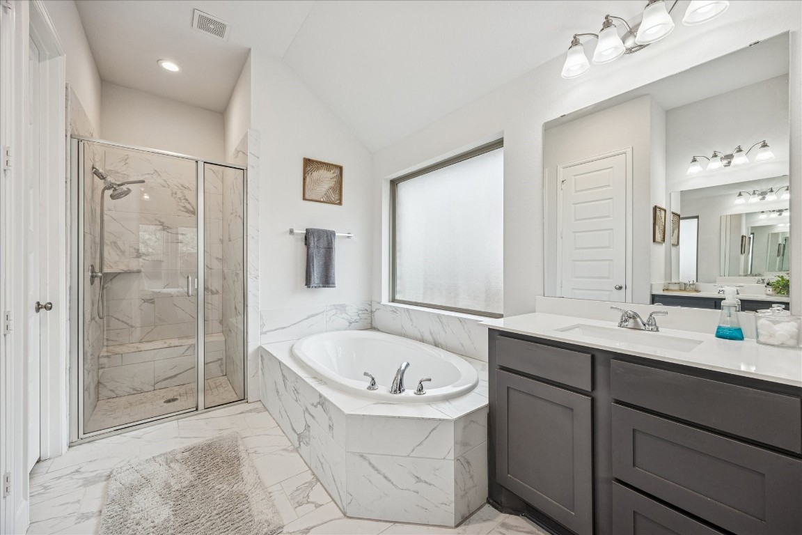 4527 Peloton Road Rosharon, TX 77583 - Photo 20 of 30 a bathroom with a bathtub sink and mirror