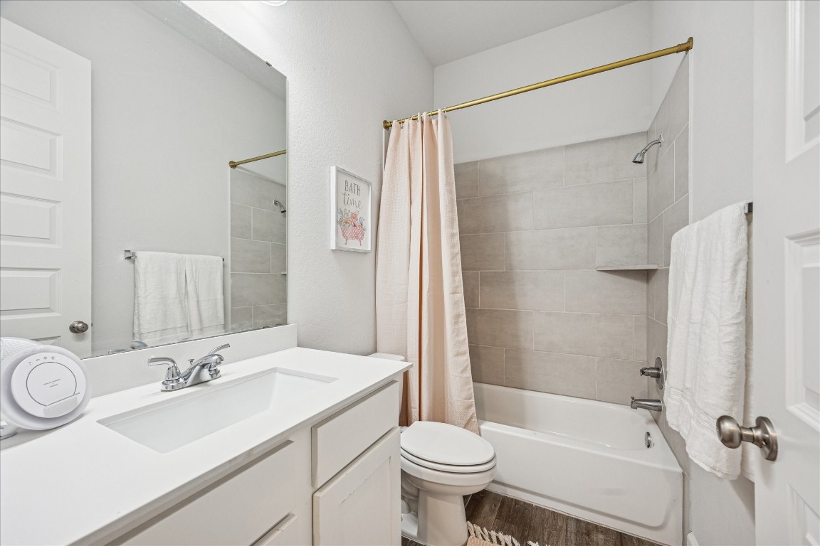 4527 Peloton Road Rosharon, TX 77583 - Photo 28 of 30 a bathroom with a sink toilet and shower