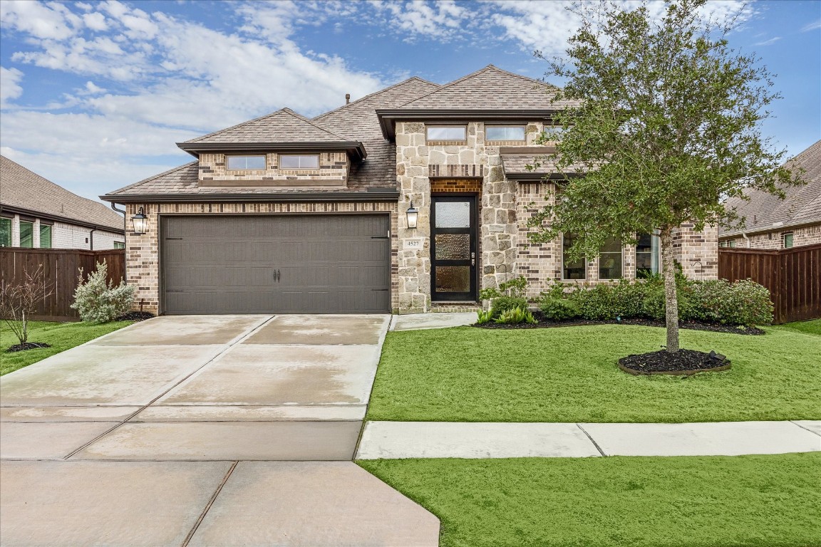 4527 Peloton Road Rosharon, TX 77583 - Photo 6 of 30 a view of a house with a yard and plants