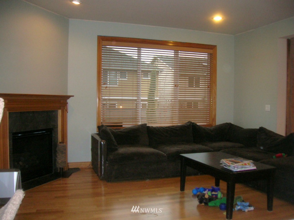 209 Chelan Avenue Northeast Renton, WA 98059 - Photo 3 of 15