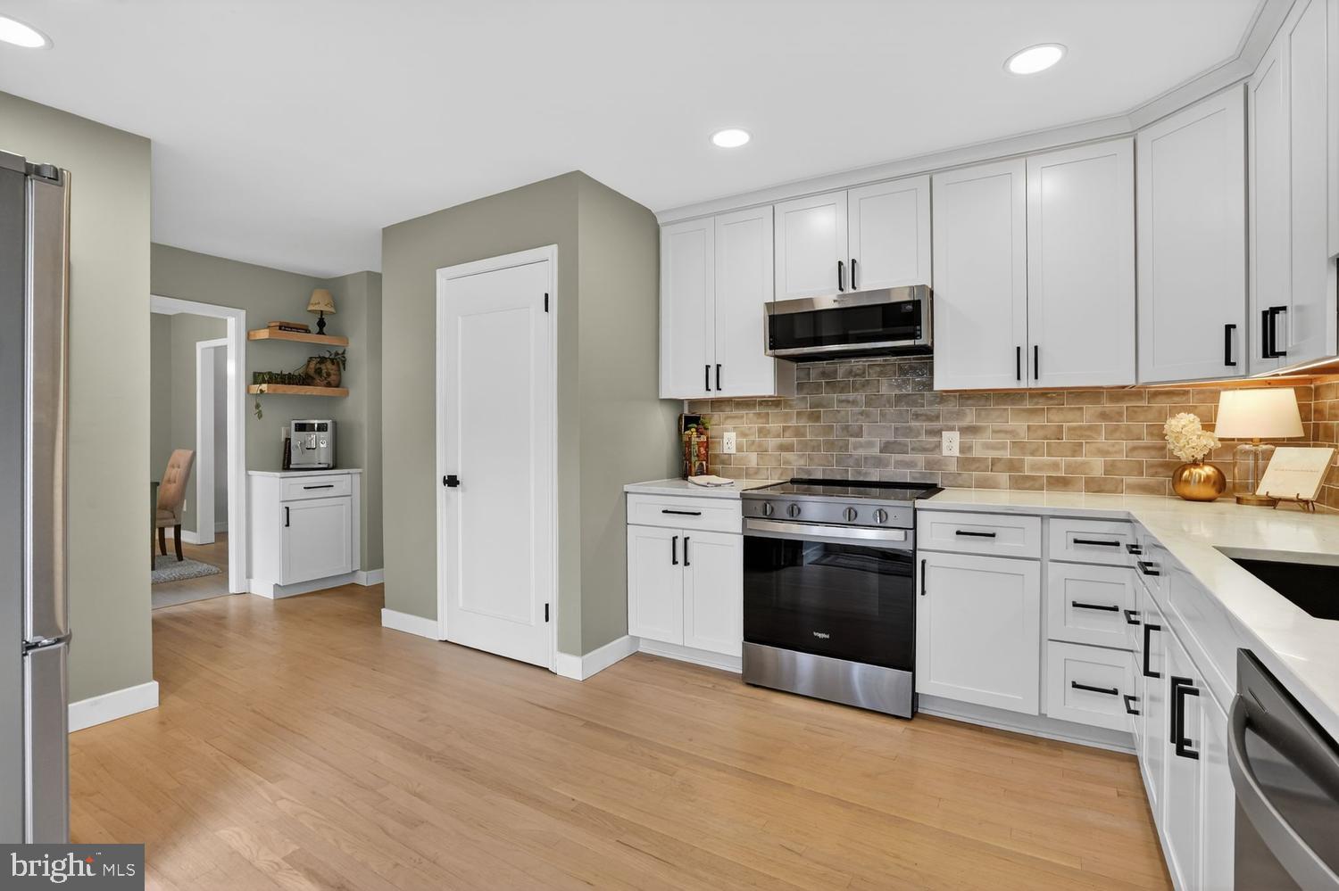 8532 Lakinhurst Lane Springfield, VA 22152 - Photo 20 of 62 Quartz counters & under-cabinet lighting