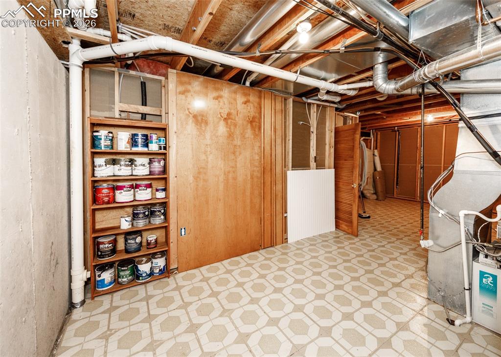 17908 New London Road Monument, CO 80132 - Photo 29 of 41 a bedroom with a bed and a closet