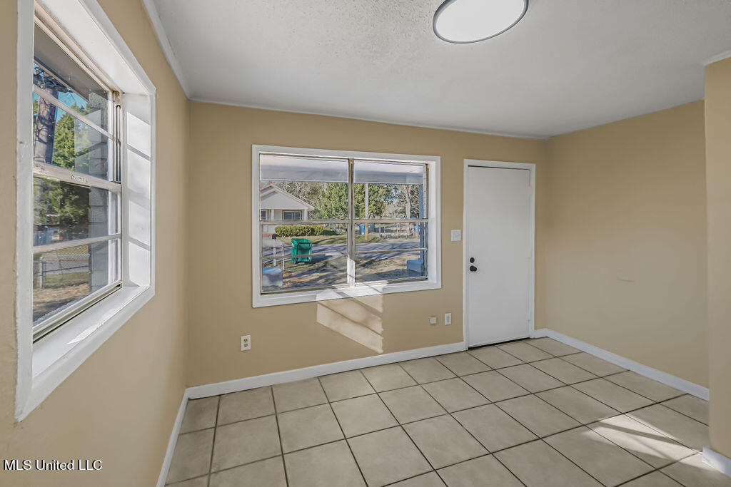 4718 Jackson Avenue Moss Point, MS 39563 - Photo 4 of 16 DSC00710