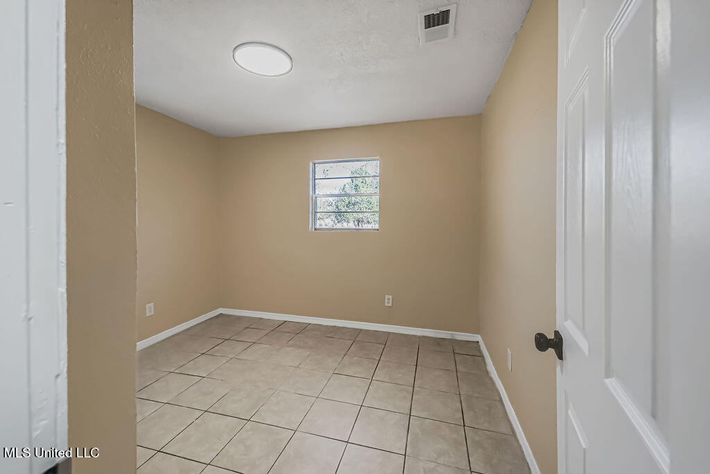 4718 Jackson Avenue Moss Point, MS 39563 - Photo 6 of 16 DSC00712