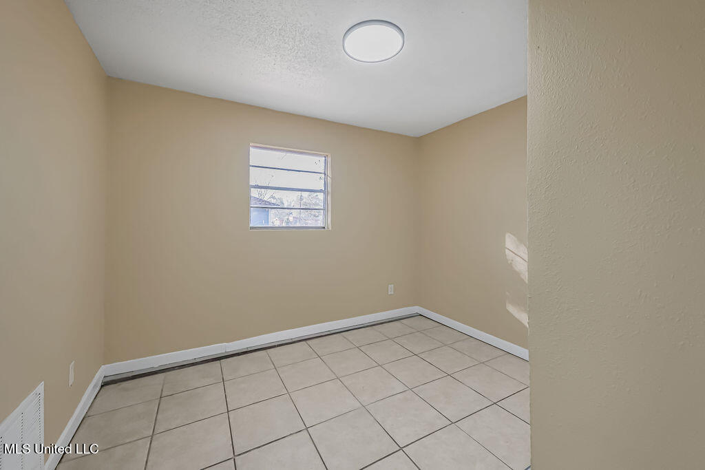 4718 Jackson Avenue Moss Point, MS 39563 - Photo 10 of 16 DSC00717