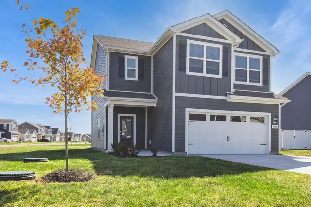 a view of an house with backyard and garden