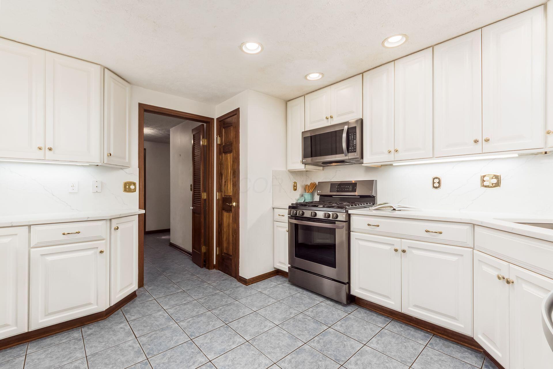 1672 Rushing Way Columbus, OH 43235 - Photo 12 of 43 Kitchen