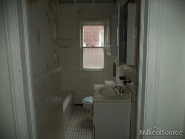 1792 Roslyn Road Grosse Pointe Woods, MI 48236 - Photo 7 of 18