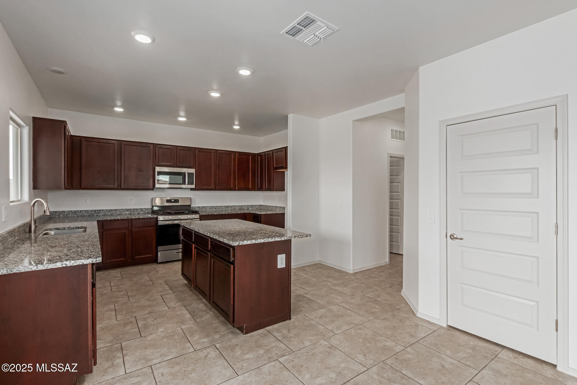 7490 West Elvado Road Tucson, AZ 85757 - Photo 9 of 37 09 - Elvado