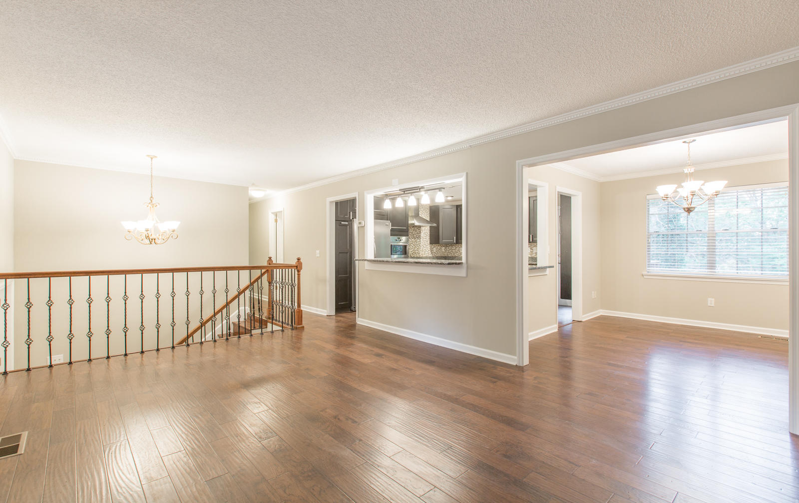 807 Crown Point Road West Signal Mountain, TN 37377 - Photo 10 of 36 Living Room