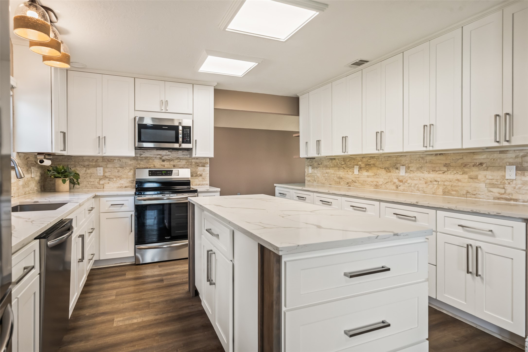 3019 Ramblewood Road Montgomery, TX 77356 - Photo 2 of 40 This light and bright kitchen offers a great deal of storage and offers beautiful finishes with Calacutta Gold counters and Stainless Steele appliances.