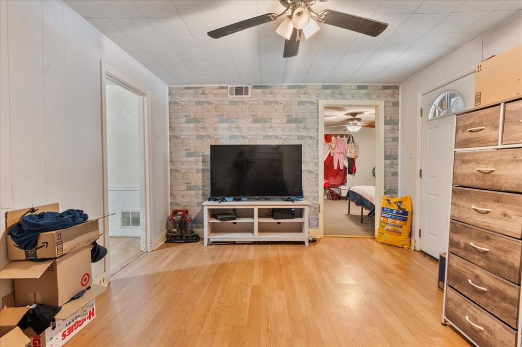 316 Ritchey Street Gainesville, TX 76240 - Photo 6 of 27