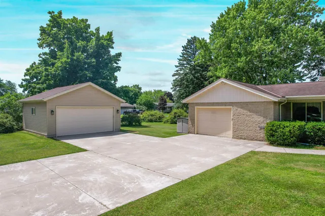 $259,900 | 2545 Na-Wa-Ka Drive, Marinette, WI 54143