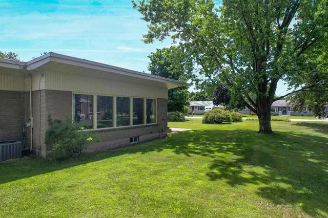 $259,900 | 2545 Na-Wa-Ka Drive, Marinette, WI 54143