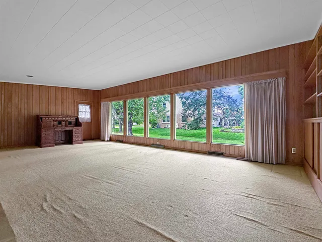 $259,900 | 2545 Na-Wa-Ka Drive, Marinette, WI 54143