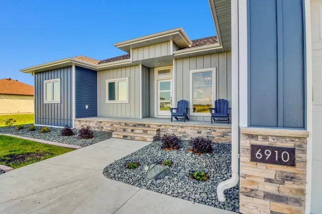 $799,000 | 6910 2nd Street Northwest, Moorhead, MN 56560