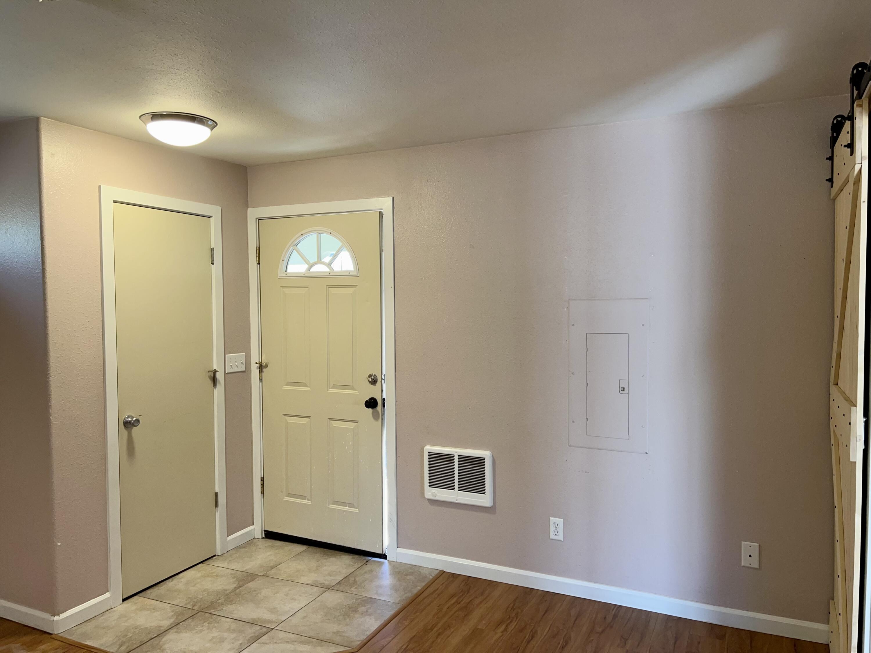 60492 Zuni Road Bend, OR 97702 - Photo 4 of 19 ZUNI_MAIN ENTRY