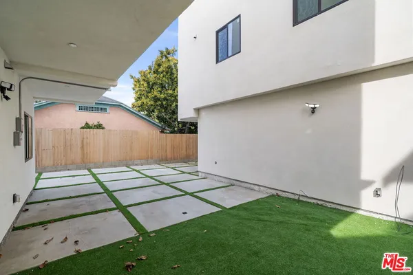 $4,904 | 913 North Hobart Boulevard, Unit 1/4, Los Angeles, CA 90029