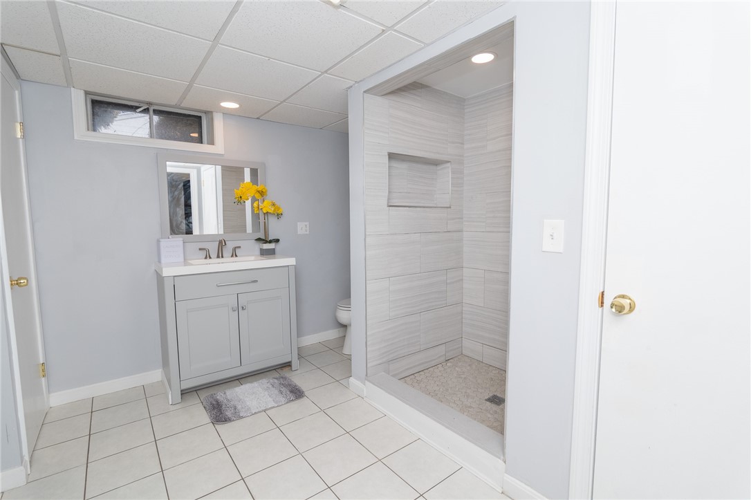 711 S Road South Kingstown, RI 02879 - Photo 25 of 32 Full bath with laundry hook ups