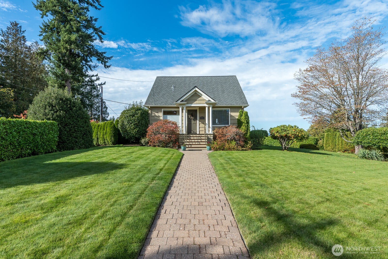 4436 Seahurst Avenue Everett, WA 98203 - Photo 2 of 40