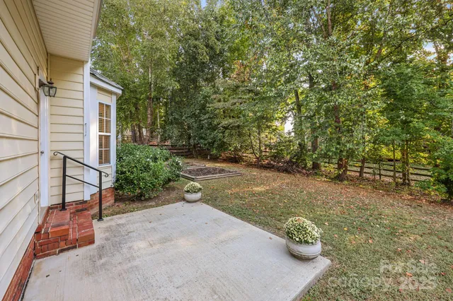 a view of a back yard of the house