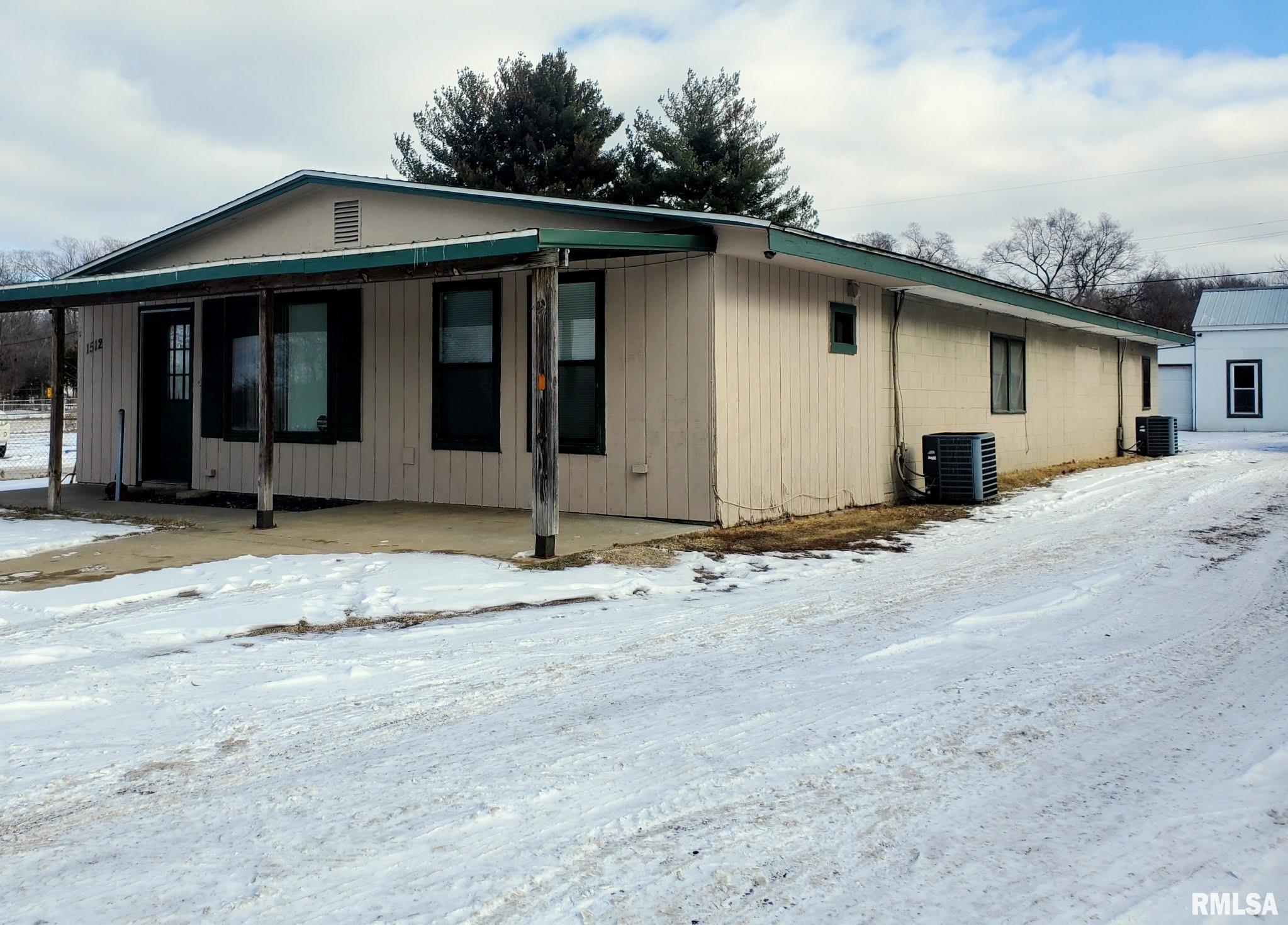 1512 Spring Bay Road East Peoria, IL 61611 - Photo 2 of 34