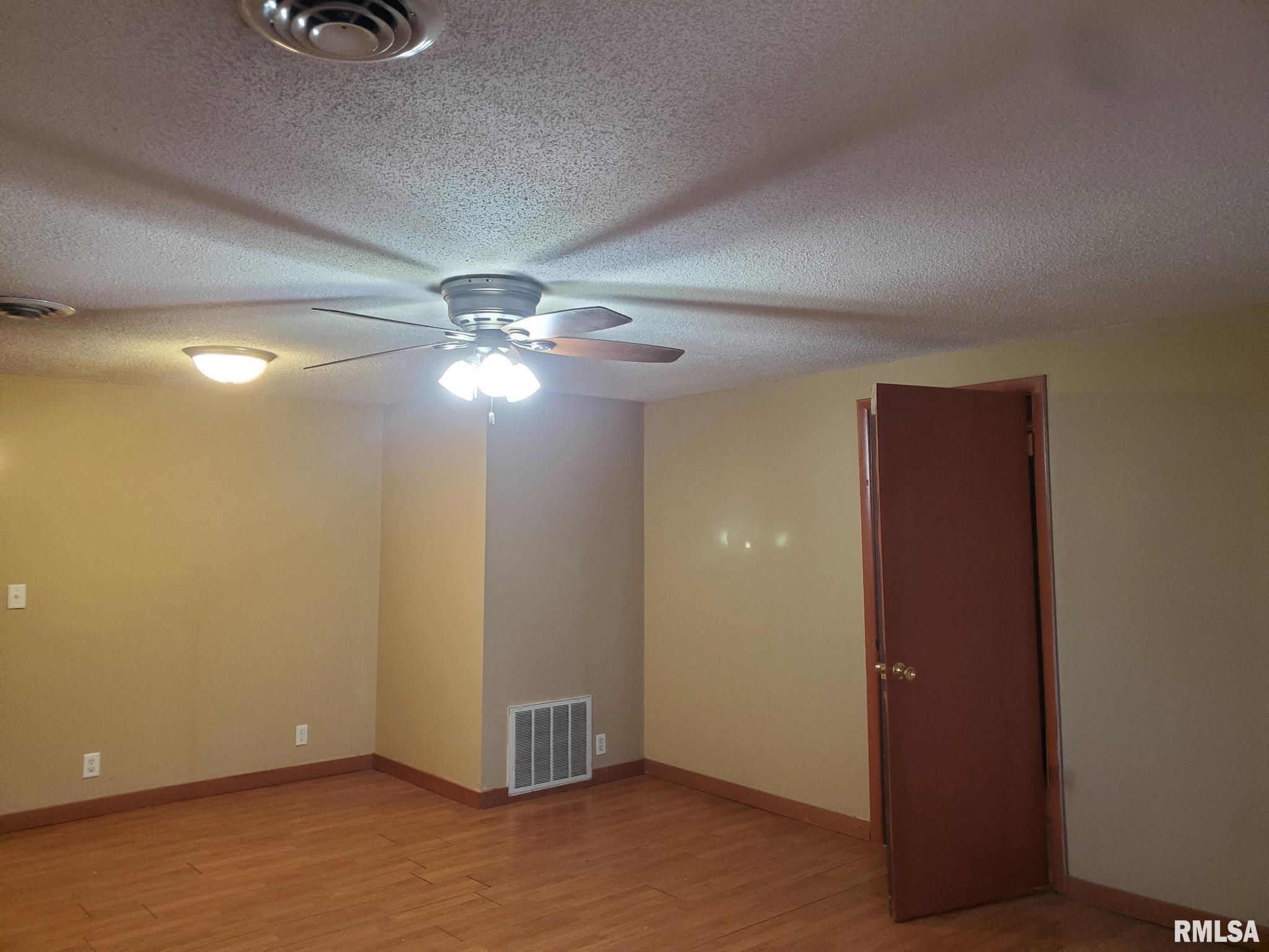 1512 Spring Bay Road East Peoria, IL 61611 - Photo 21 of 34