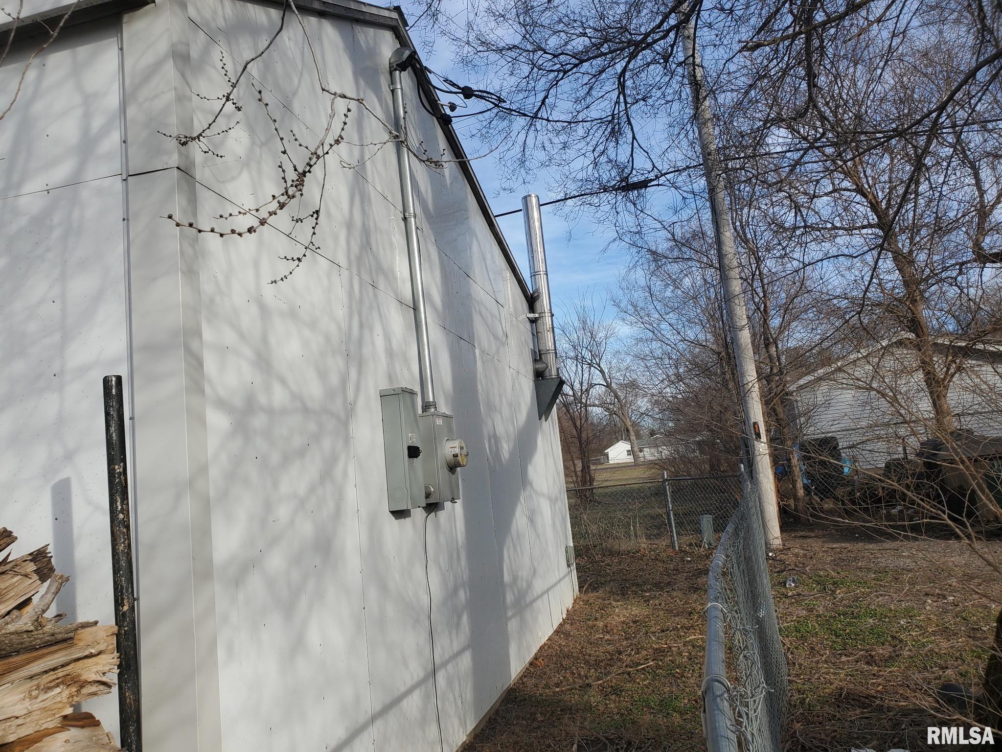 1512 Spring Bay Road East Peoria, IL 61611 - Photo 29 of 34