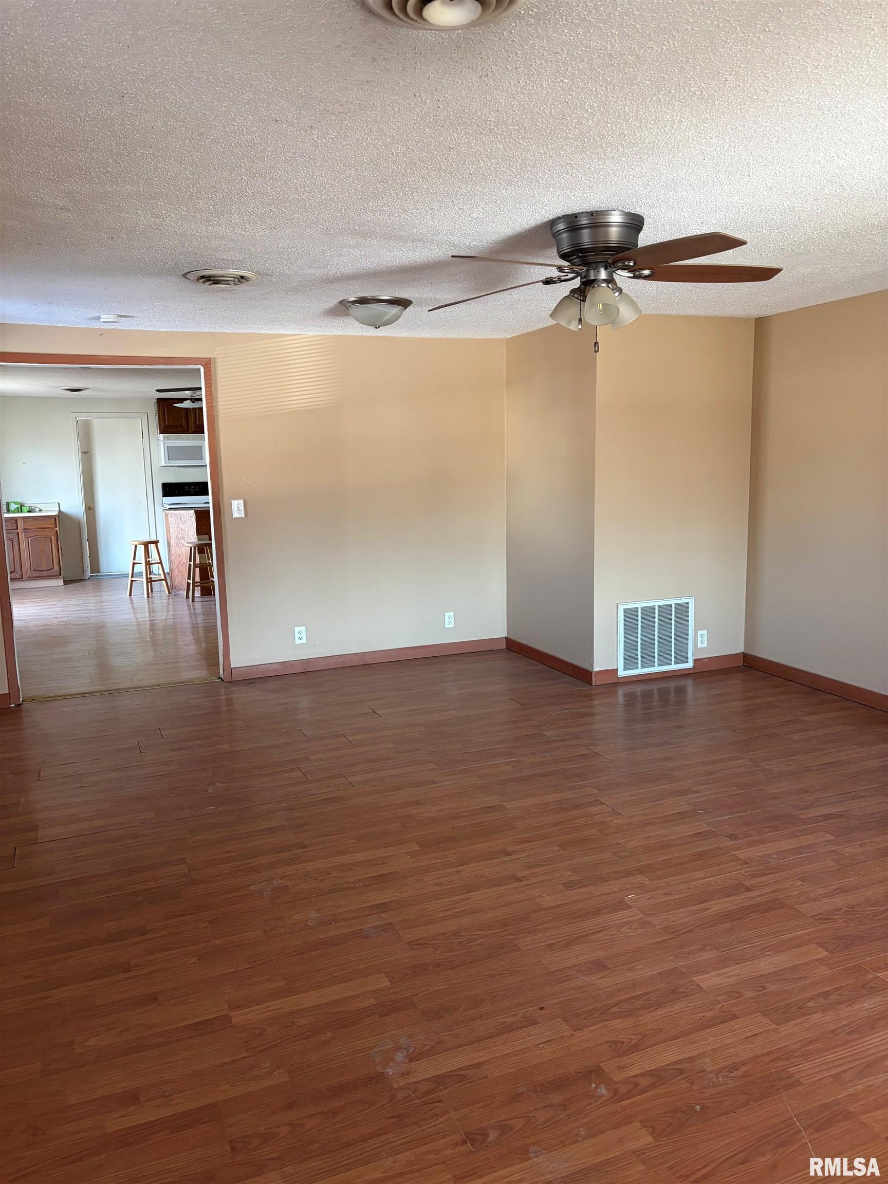 1512 Spring Bay Road East Peoria, IL 61611 - Photo 5 of 34