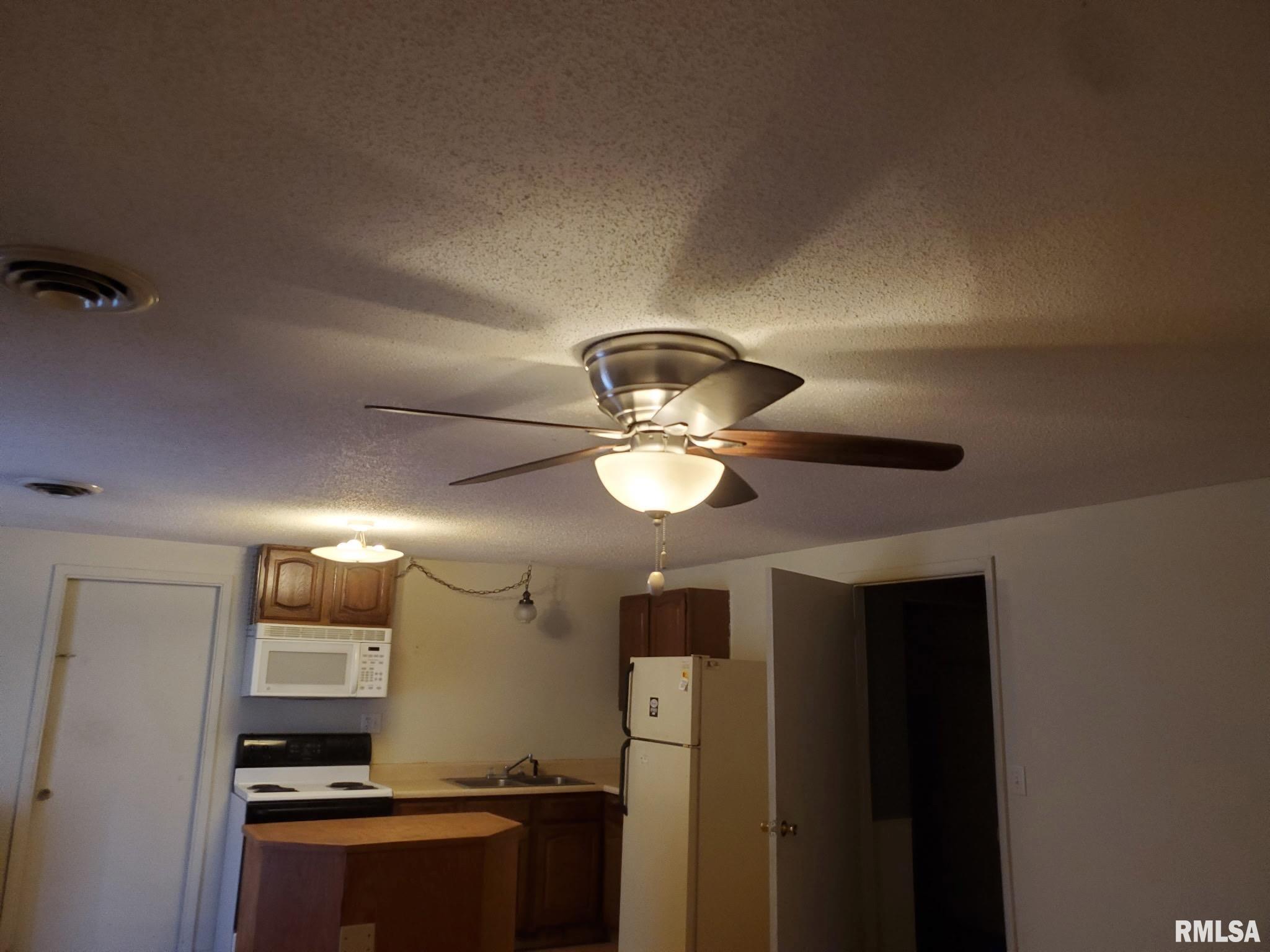 1512 Spring Bay Road East Peoria, IL 61611 - Photo 6 of 34