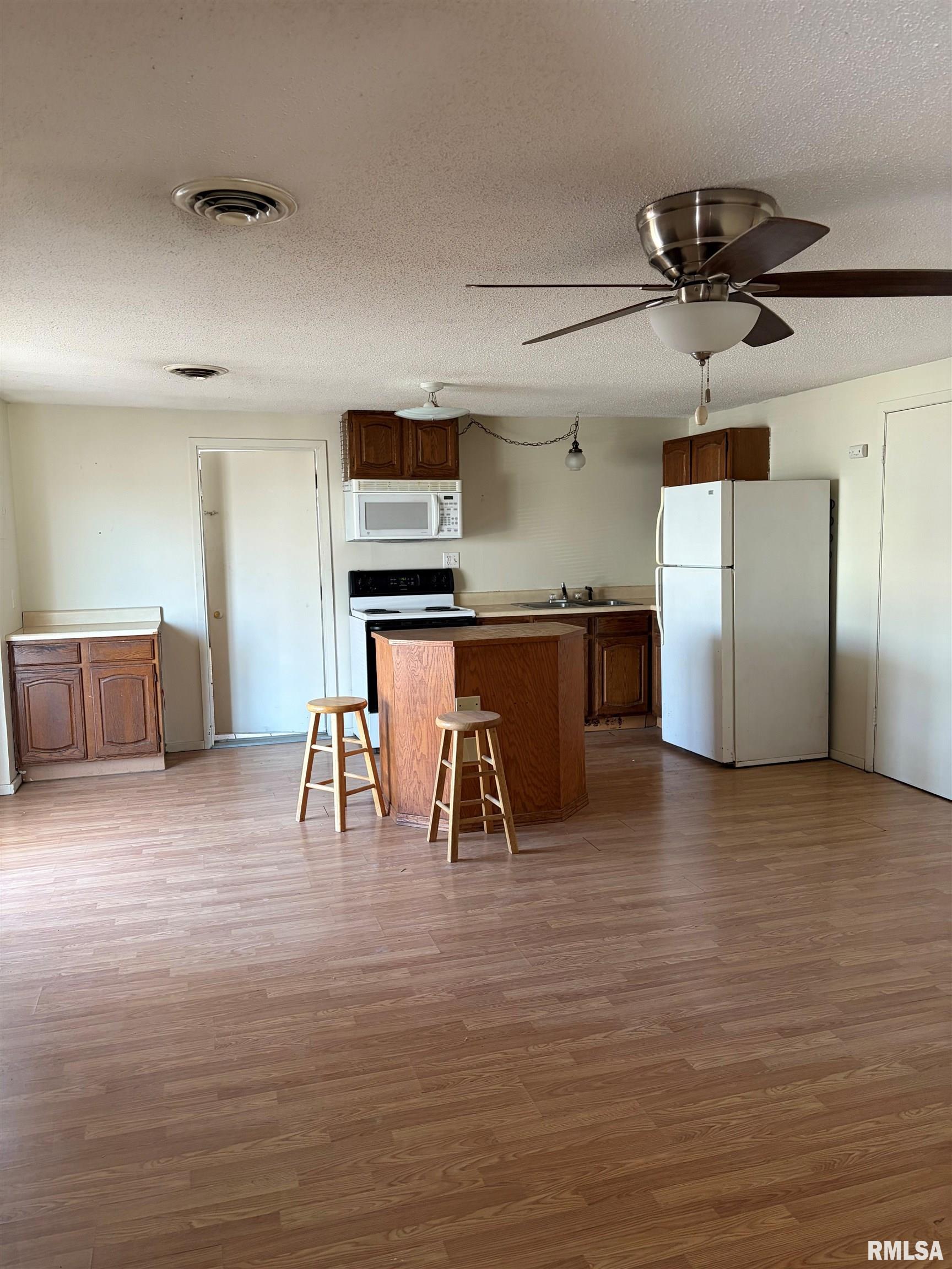 1512 Spring Bay Road East Peoria, IL 61611 - Photo 7 of 34