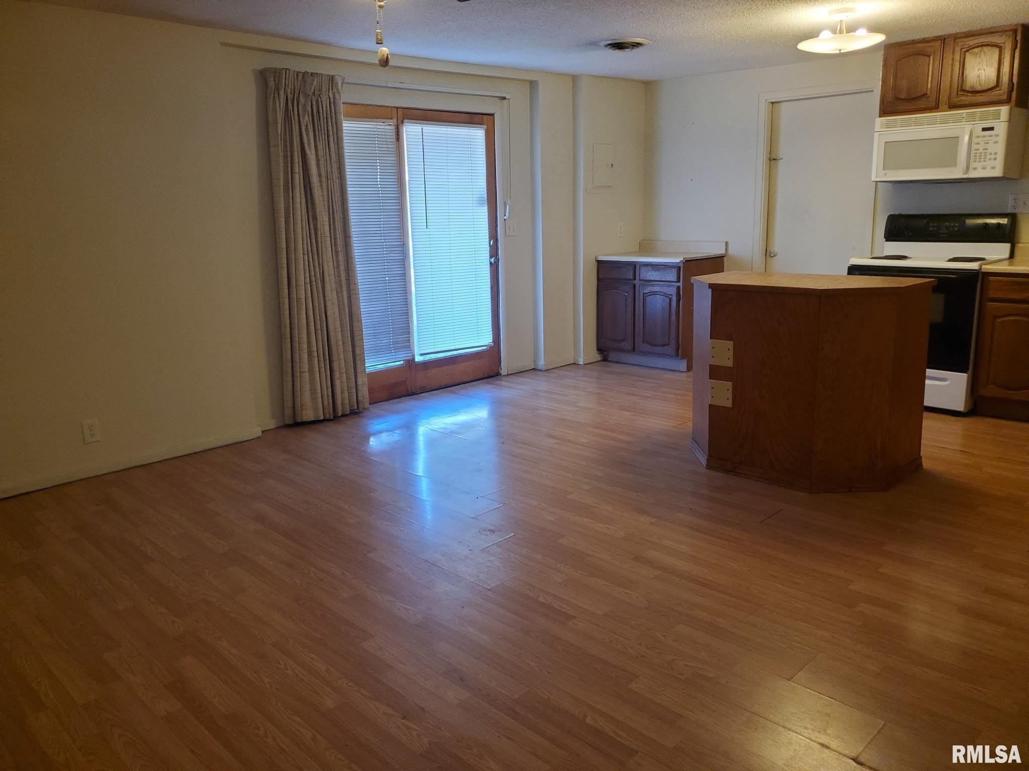 1512 Spring Bay Road East Peoria, IL 61611 - Photo 8 of 34