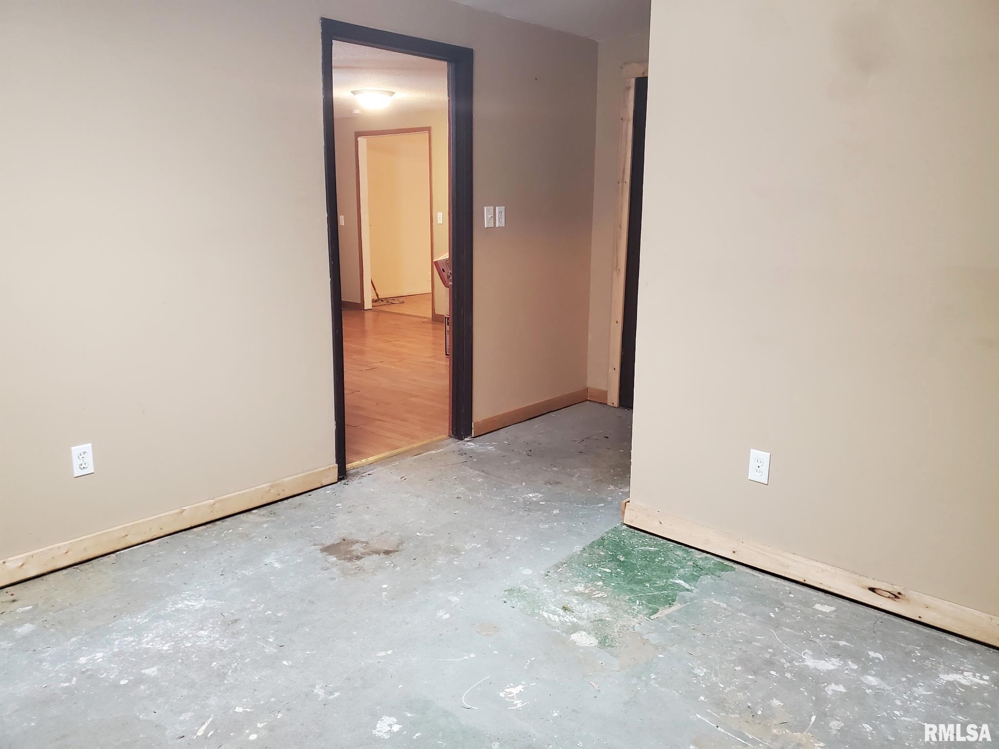 1512 Spring Bay Road East Peoria, IL 61611 - Photo 9 of 34