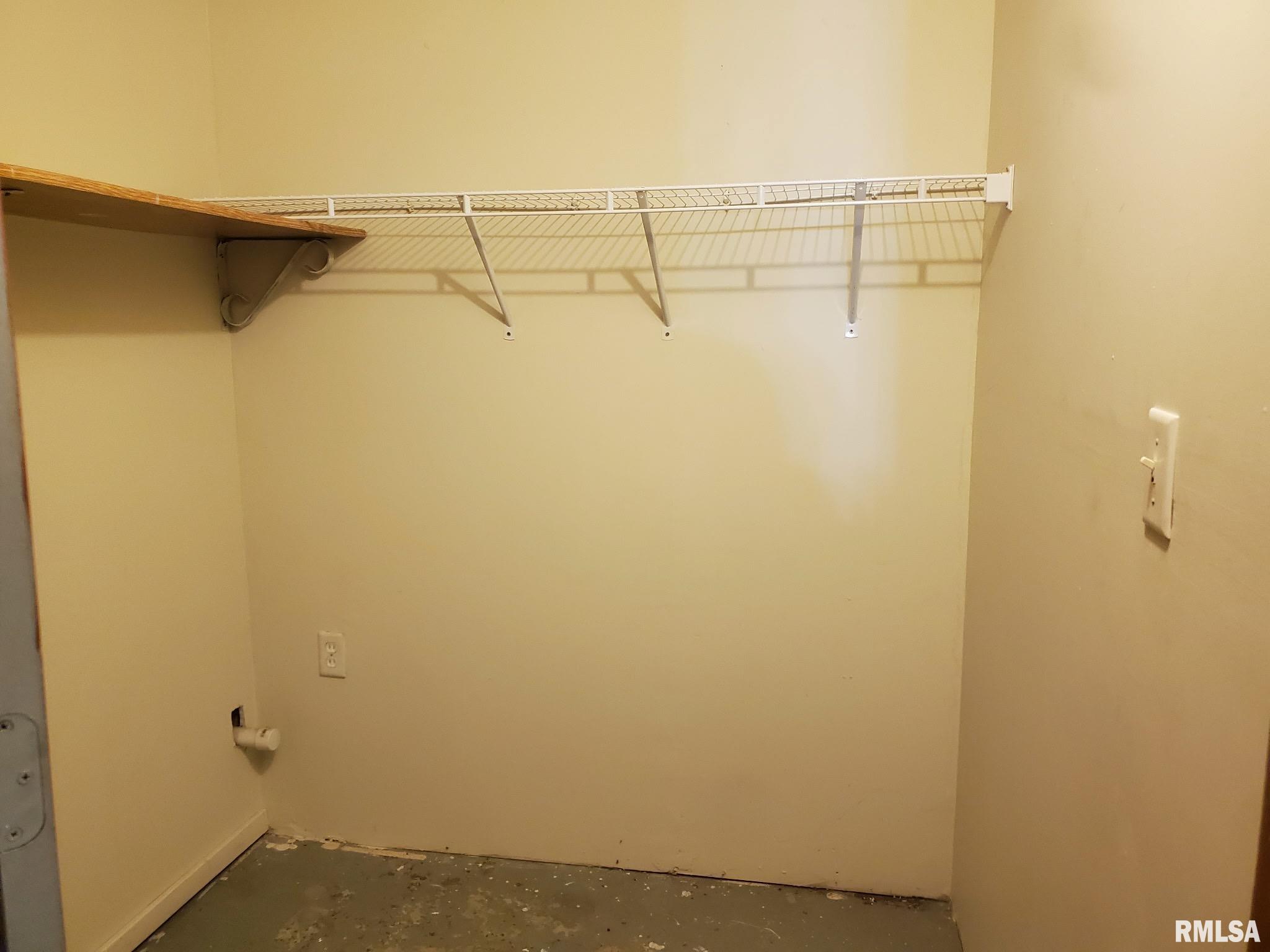 1512 Spring Bay Road East Peoria, IL 61611 - Photo 10 of 34