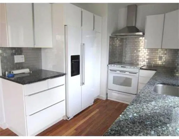 $1,900 | 285 Hawthorn Street, Unit 2, New Bedford, MA 02740