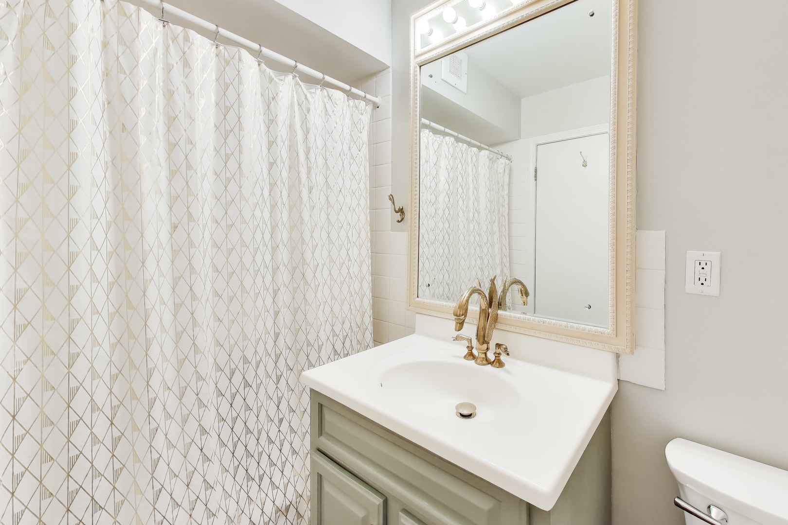 6325 North Sheridan Road, Unit 1602 Chicago, IL 60660 - Photo 21 of 38 a bathroom with a sink a toilet and mirror