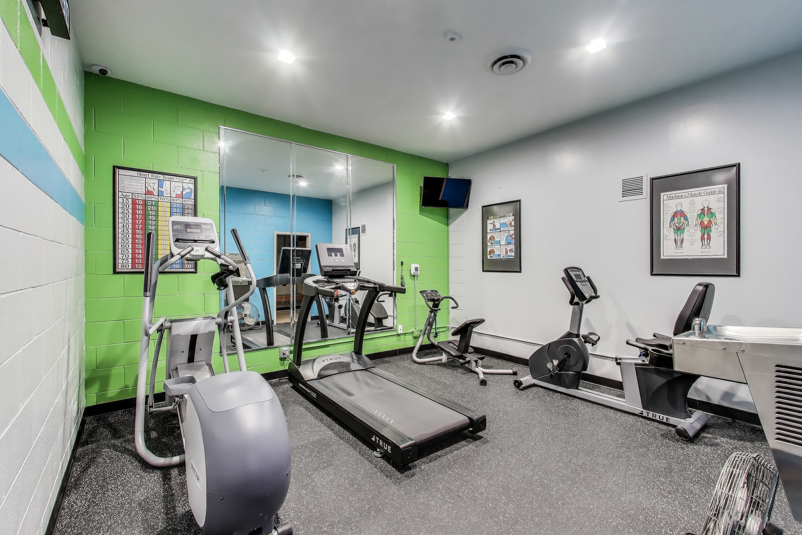 6325 North Sheridan Road, Unit 1602 Chicago, IL 60660 - Photo 26 of 38 a view of a room with gym equipment