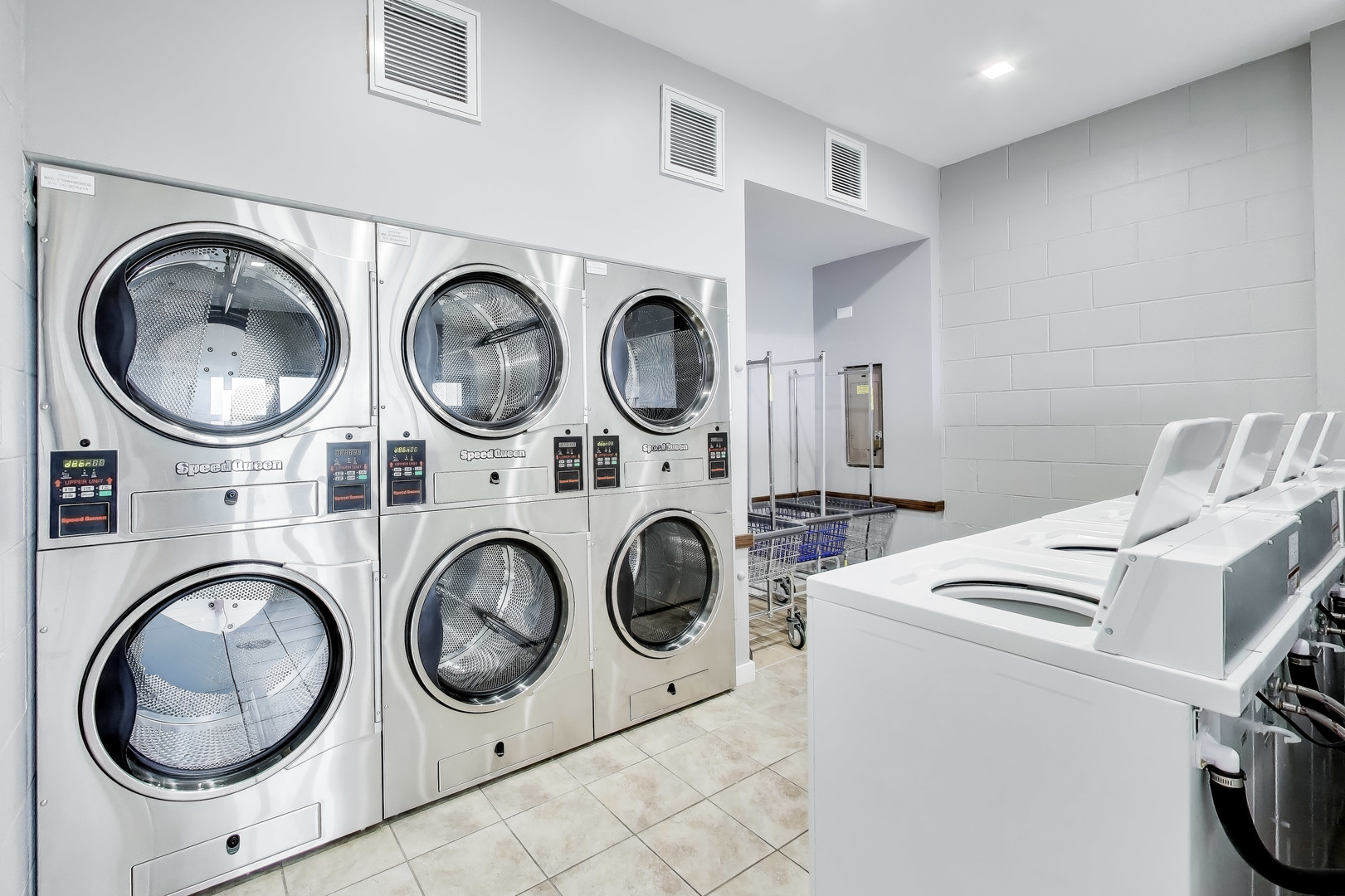6325 North Sheridan Road, Unit 1602 Chicago, IL 60660 - Photo 32 of 38 a utility room with dryer and washer