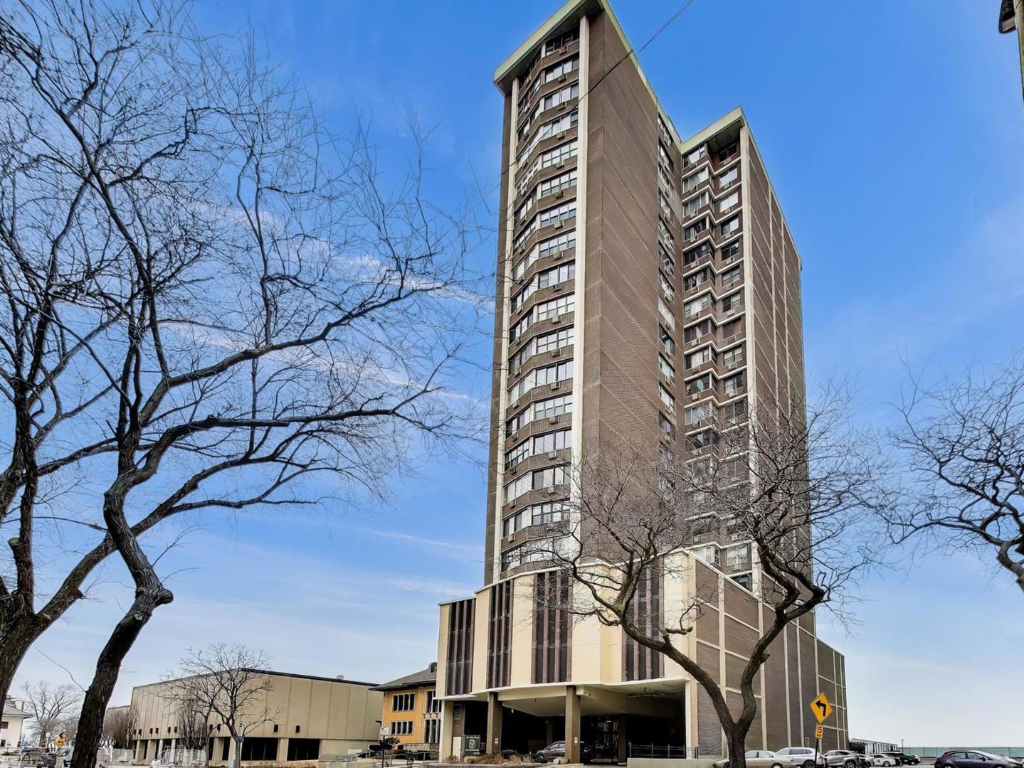 6325 North Sheridan Road, Unit 1602 Chicago, IL 60660 - Photo 37 of 38 front view of a building