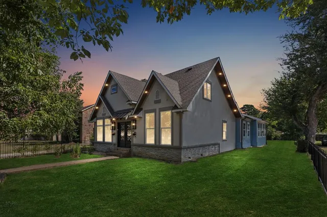 a view of a back yard of the house