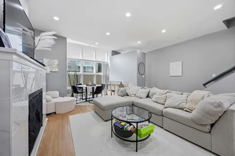 $607,000 | 925 North Willard Court, Unit 2E, Chicago, IL 60642