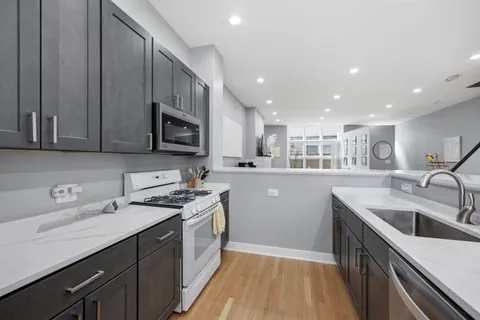 $607,000 | 925 North Willard Court, Unit 2E, Chicago, IL 60642