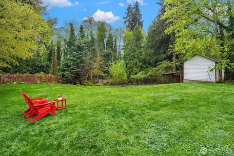 a view of a house with backyard